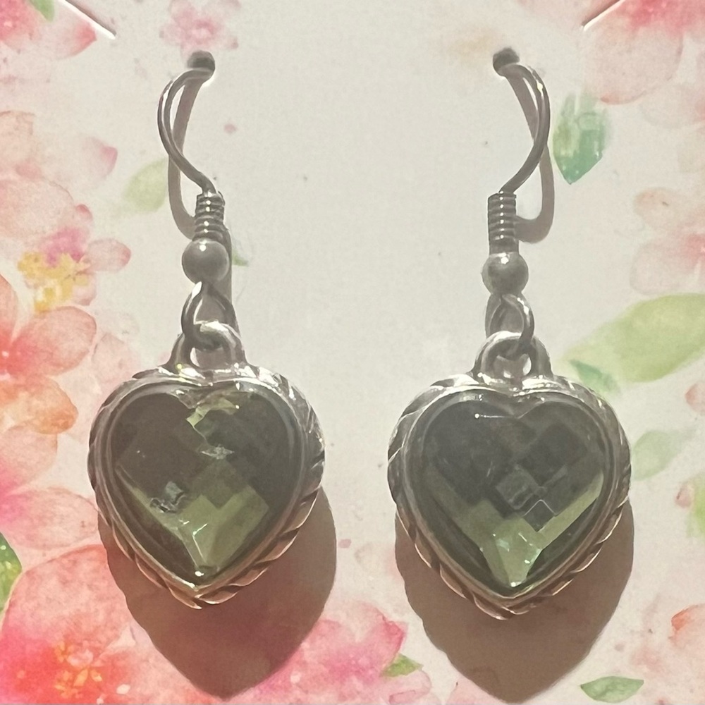 💚Brighton Heart Earrings with Green Gemstone💚 - Picture 4 of 7